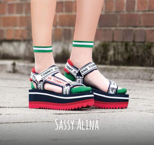 Sassy Alina flashy green: Transparenete Söckchen mit abgesetzter Ferse und Spitze und sportivem Bund